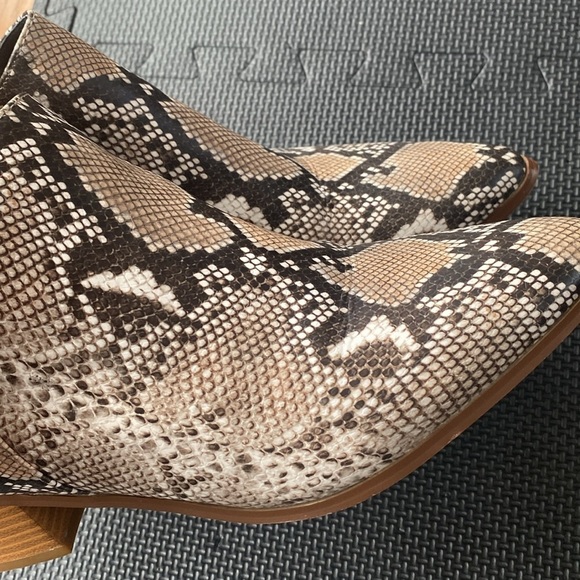 Snake Print Cut Out Ankle Bootie Size 9 - Picture 7 of 11